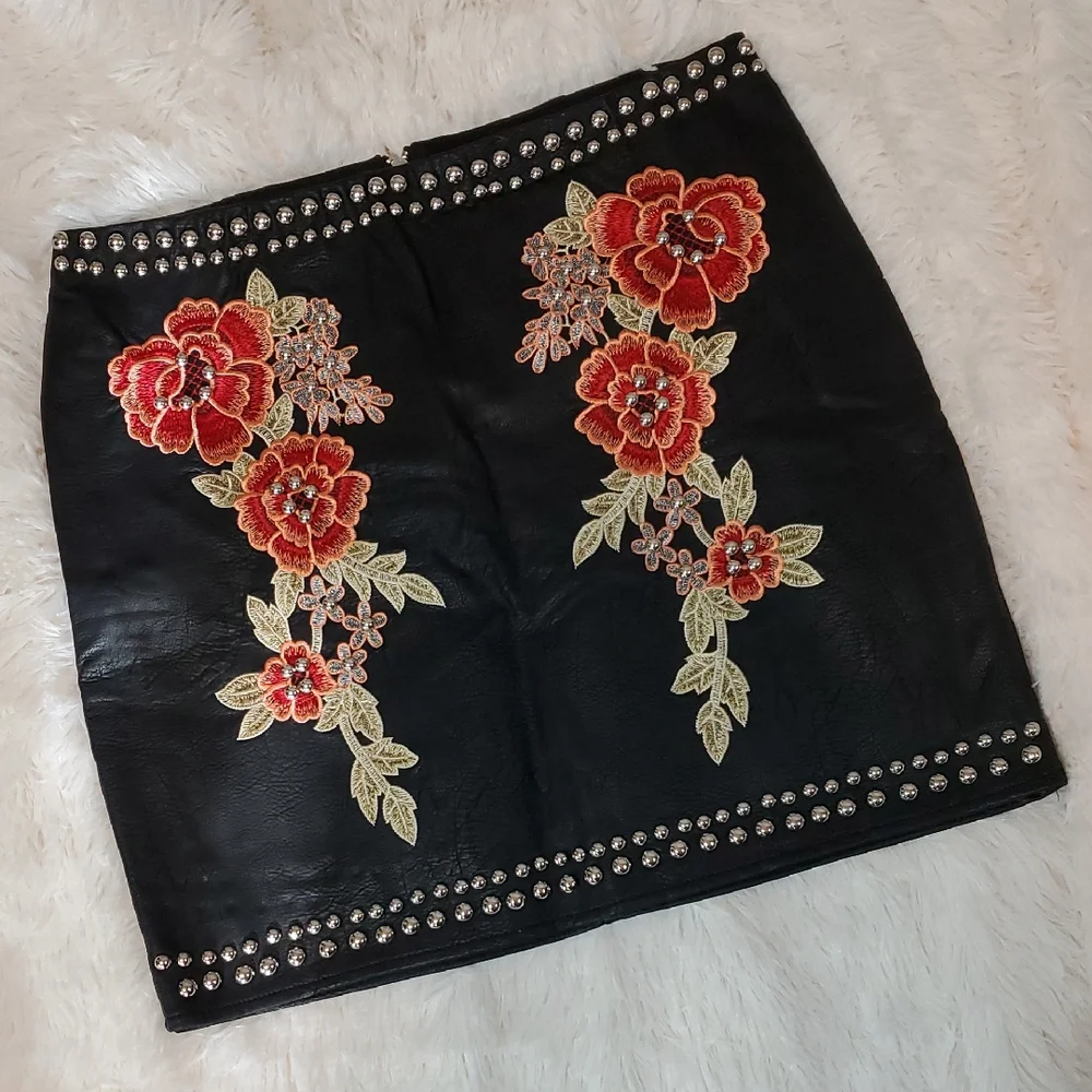 Romeo & Juliet Faux Leather Mini Skirt Size M - Picture 1 of 8